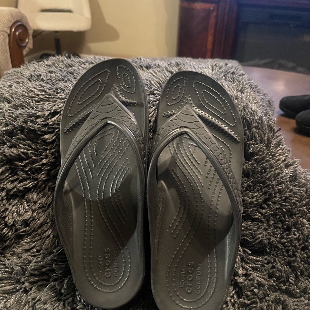 Crocs black flip flop